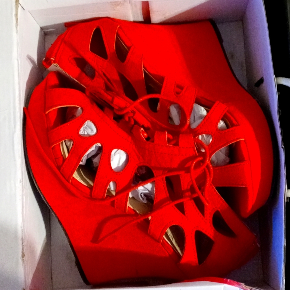 Nature Breeze  size 8 1/2. Hot Pink.  Stylish. Make an offer.